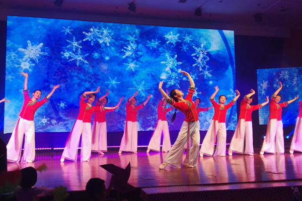 校舞蹈队表演群舞:《又见北风吹》